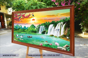 tranh-treo-tuong-son-thuy-huu-tinh-tl2329-kt07-chat-luong-cao-mau-sac-net-ben-dep-khung-tranh-van-go-ban-9cm