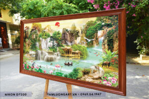 tranh-treo-tuong-son-thuy-huu-tinh-tl3007-kt07-chat-luong-cao-mau-sac-net-ben-dep-khung-tranh-van-go-ban-9cm