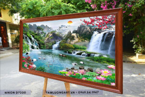 tranh-treo-tuong-son-thuy-huu-tinh-tl3330-kt07-chat-luong-cao-mau-sac-net-ben-dep-khung-tranh-van-go-ban-9cm